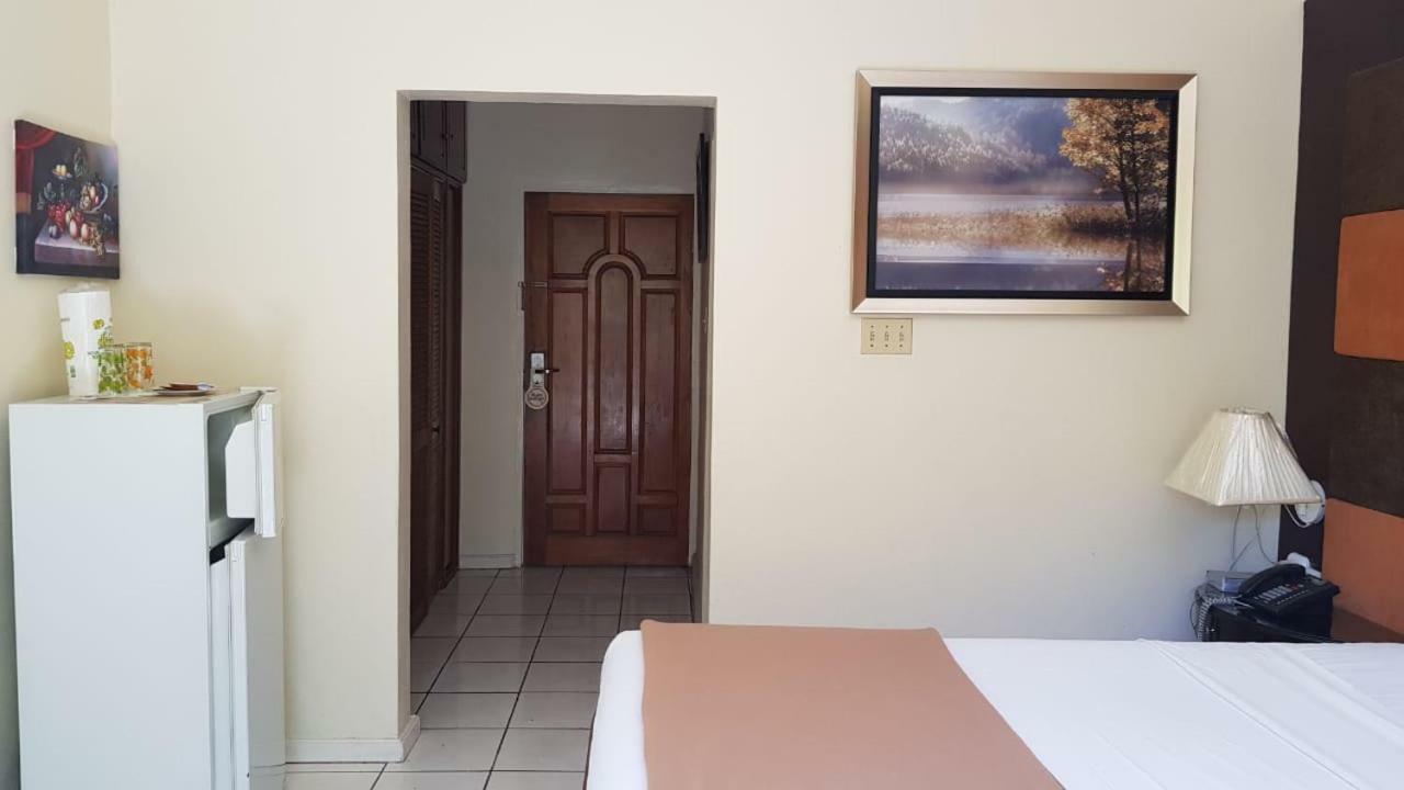 Christar Villas Hotel Kingston Extérieur photo