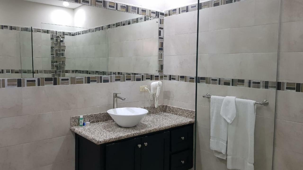 Christar Villas Hotel Kingston Extérieur photo